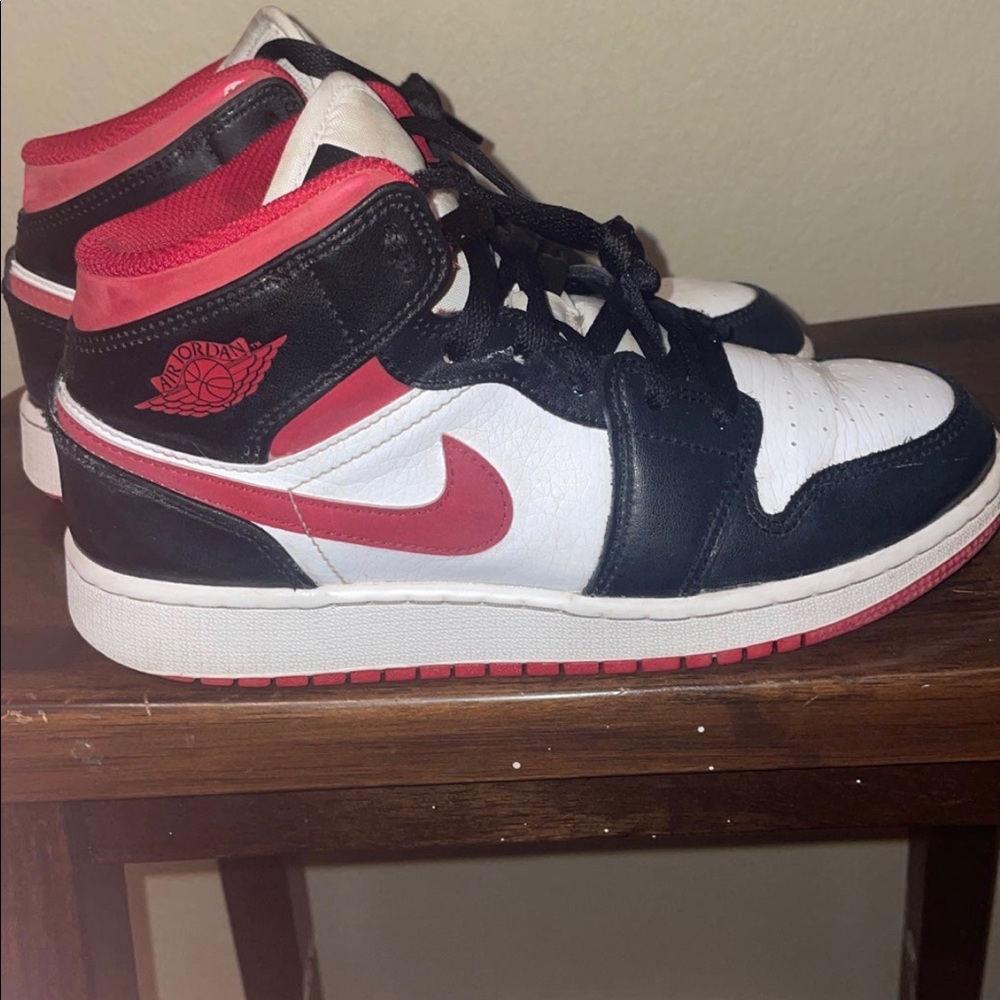 Nike Air Jordons/Red and black/Mid shoe/Black shoelace